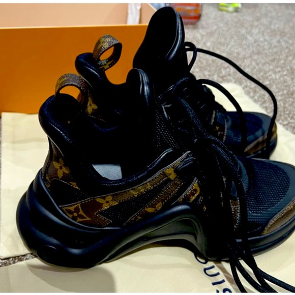 Louis Vuitton - Picture 2 of 3